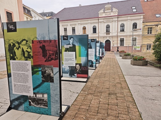 Instalace výstavy u kostela