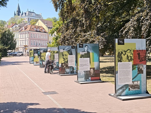 Instalace výstavy ve městě Teplice